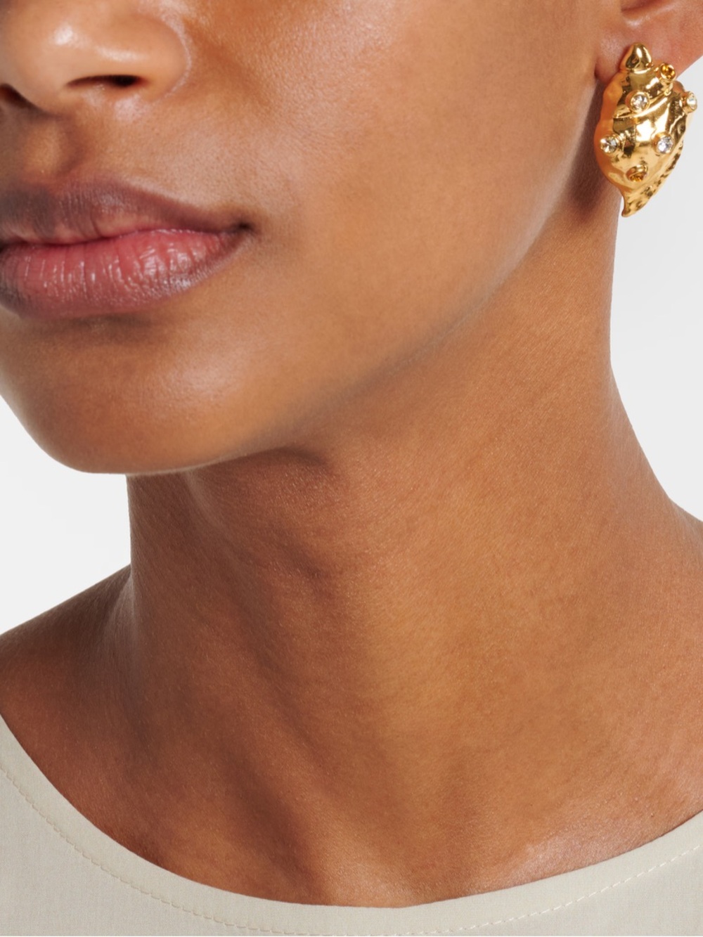 OSCAR DE LA RENTA โข Seashell Post Drop earrings in Neutrals - Picture 6 of 9